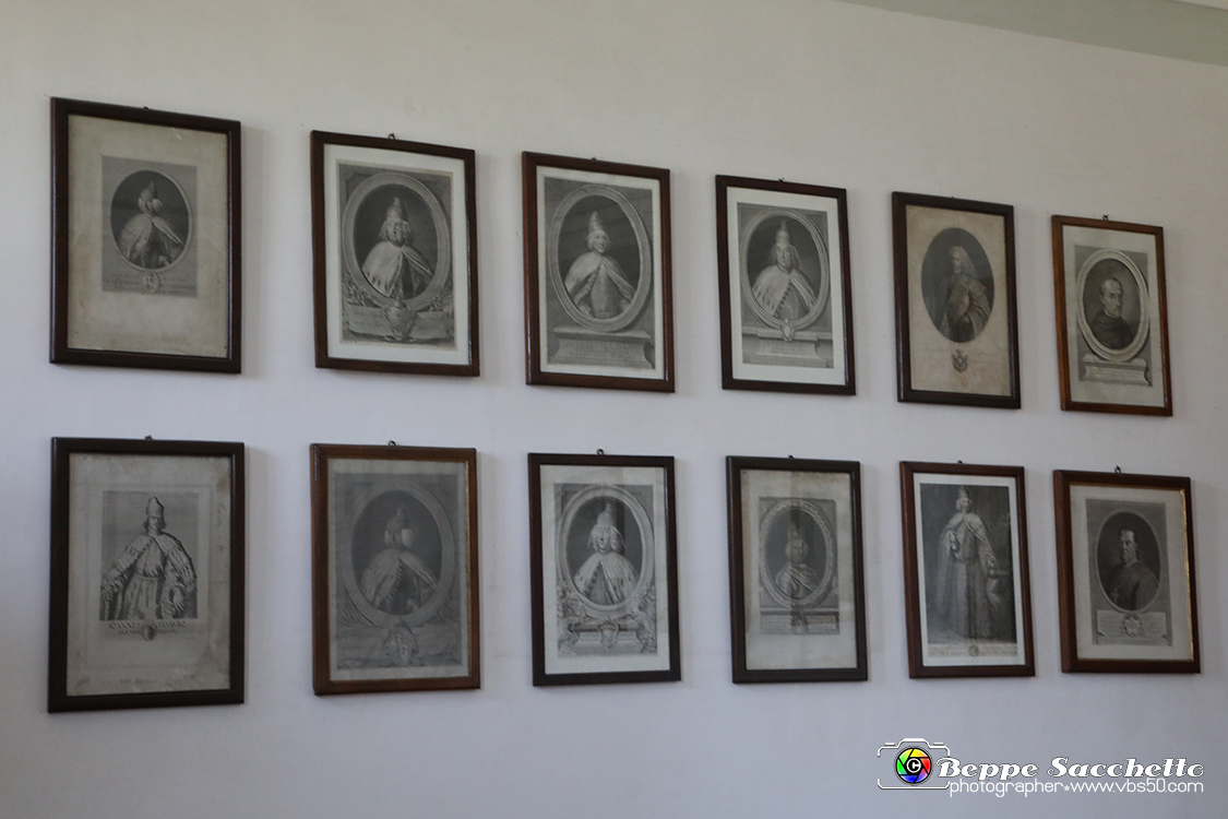VBS_6641 - Villa Pisani - Stra (Venezia).jpg - SALA DA PRANZO  Questo ambiente, adibito nel Settecento a sala da pranzo, conservò anche in seguito il suo aspetto e la sua funzione. La tavola da pranzo è allestita con oggetti di epoca napoleonica. Molti dei piatti esposti provengono dalla manifattura Antonibon di Nove, attiva dal 1728. Alle pareti vi sono ritratti di procuratori veneziani (secc. XVII-XVIII), spesso opere di famosi pittori veneziani. 